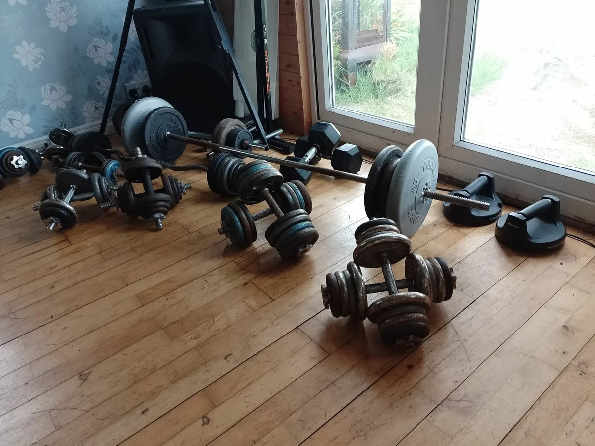 200KG+ IN WEIGHTS INCLUDING BENCHES. - Image 2