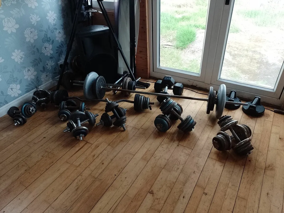200KG+ IN WEIGHTS INCLUDING BENCHES. - Image 4