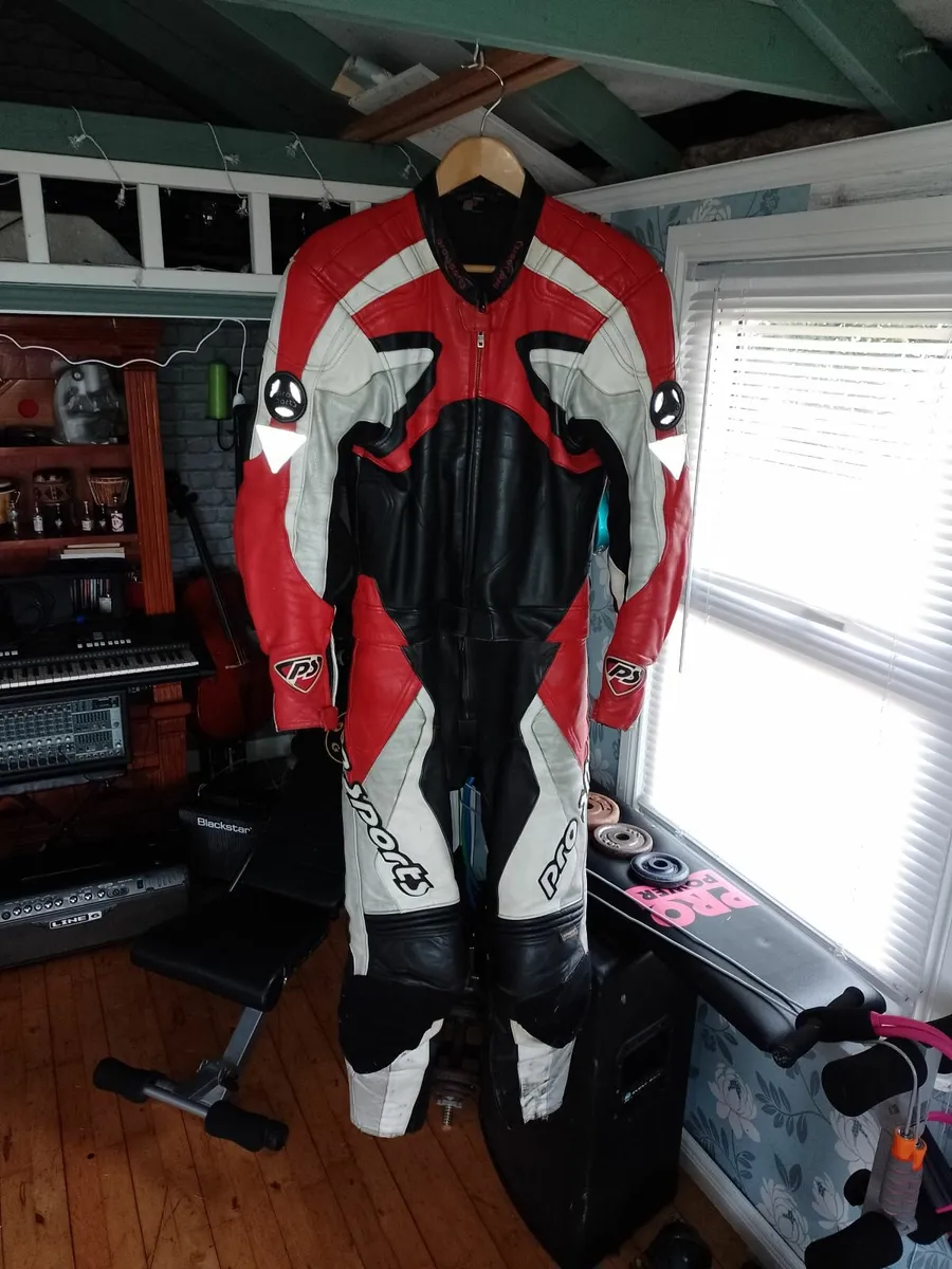 BIKE LEATHERS. TWO PIECE ZIP TOGETHER. - Image 2