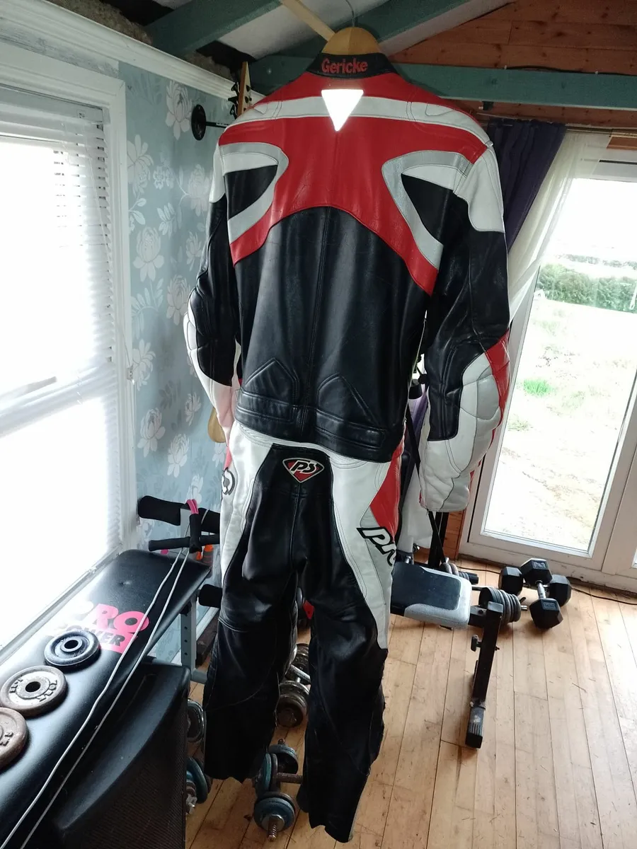 BIKE LEATHERS. TWO PIECE ZIP TOGETHER. - Image 3