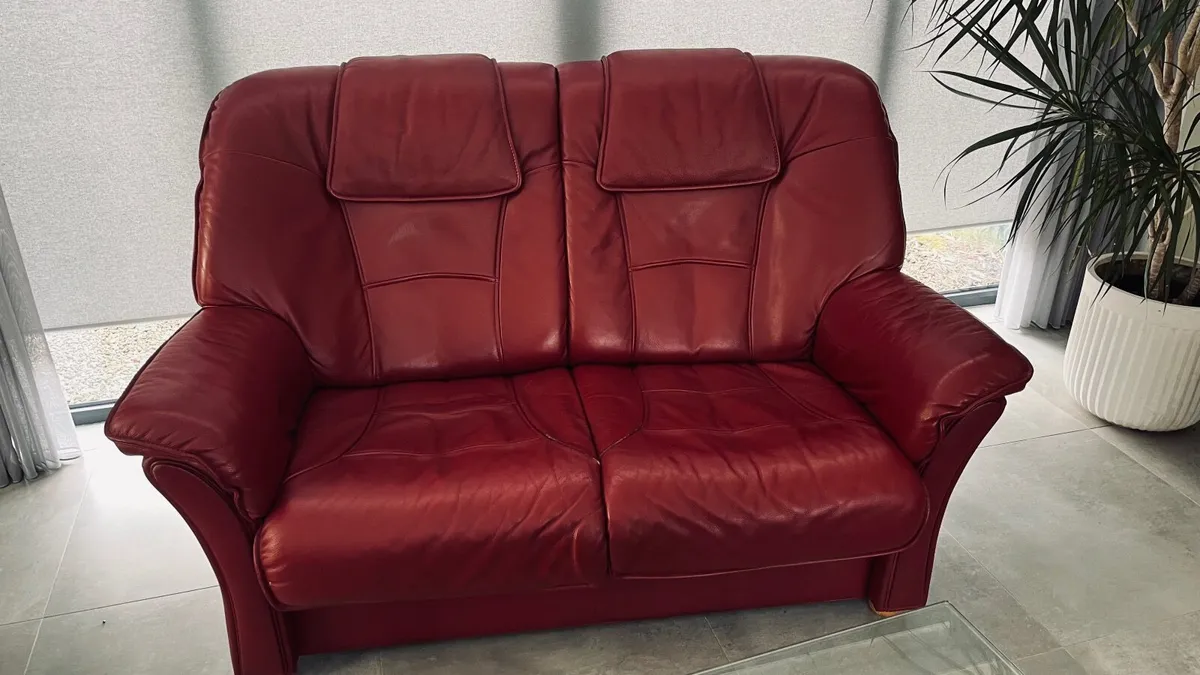 2 seater red leather couch - Image 1