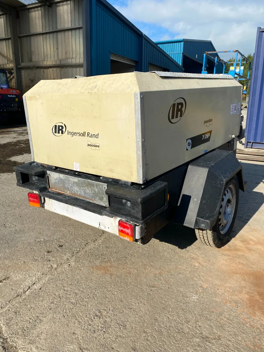 2011 INGERSOLL RAND 726E 90CFM SINGLE COMPRESS0R - Image 1