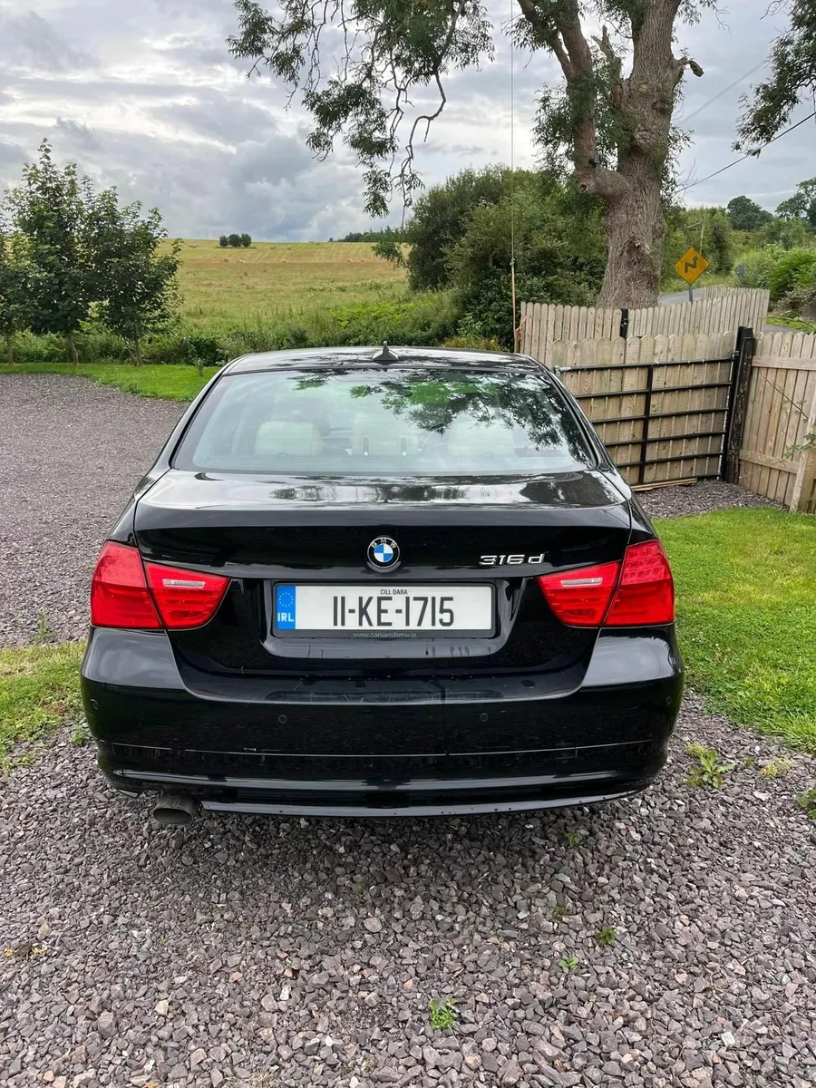BMW 3-Series 2011 - Image 2