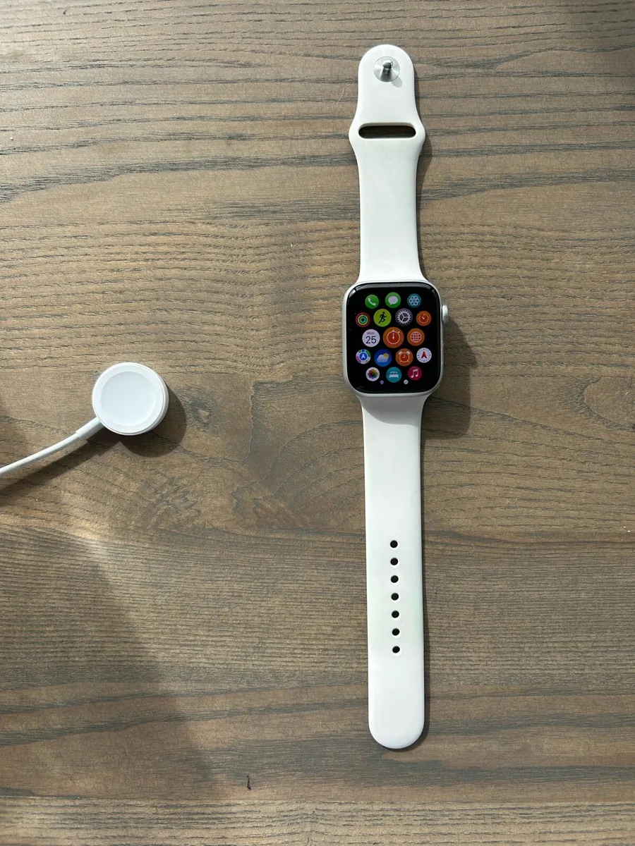 Apple Watch SE 44mm – White – Immaculate Condition