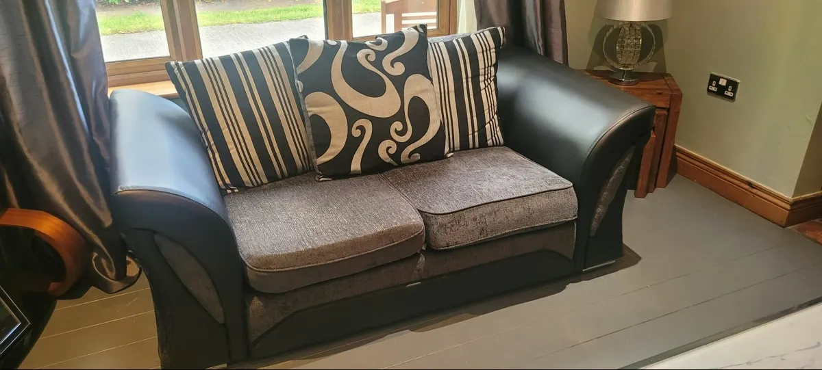 Sofas and coffee table - Image 1