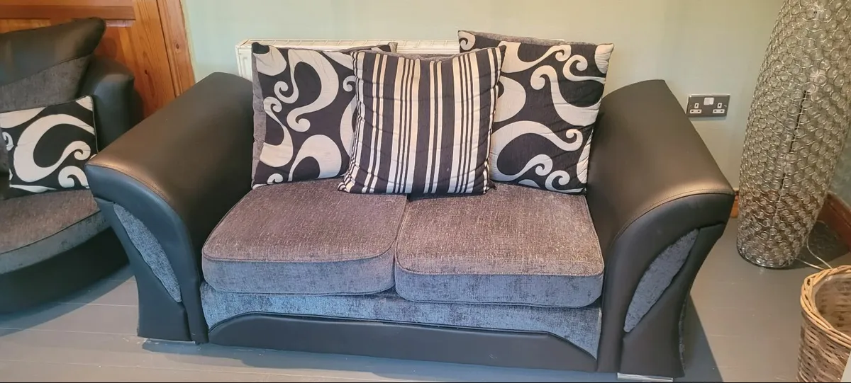 Sofas and coffee table - Image 4