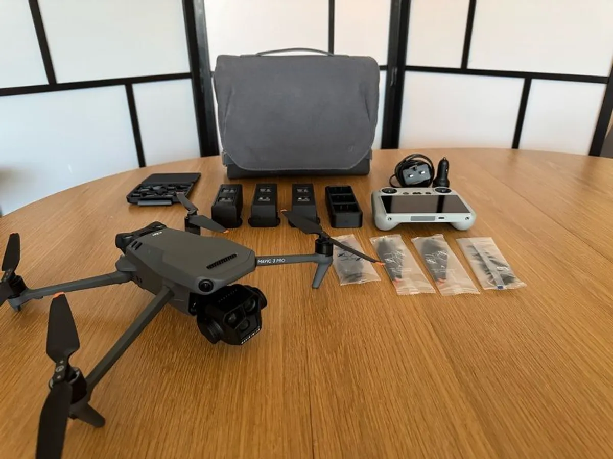 DJI mavic 3 pro - Image 1
