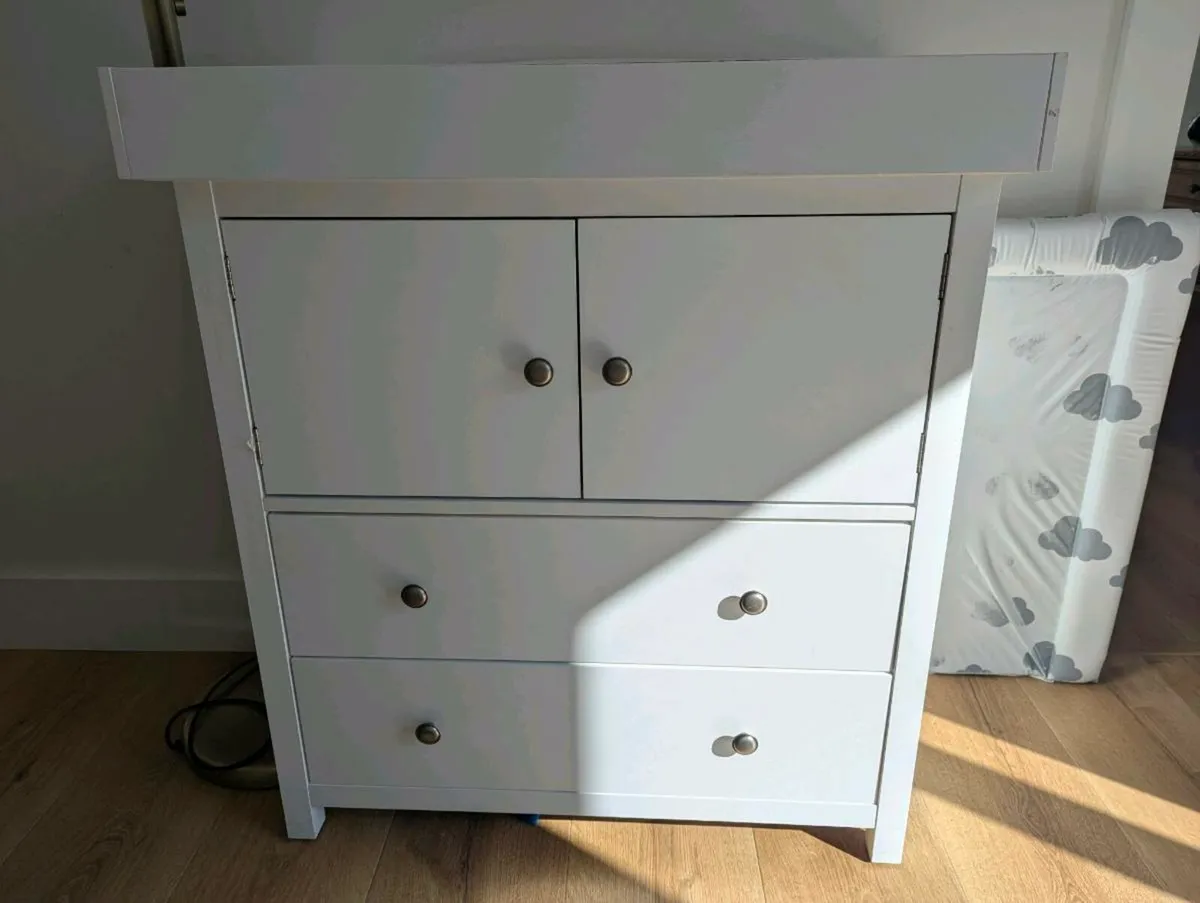 Changing Table with 2 Drawers and Removable Top. - Image 1