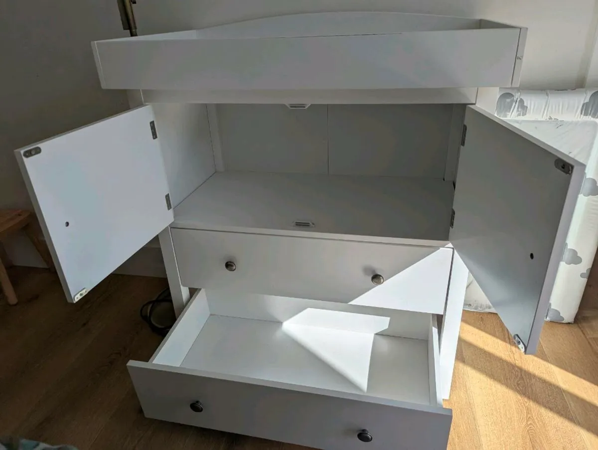Changing Table with 2 Drawers and Removable Top. - Image 4