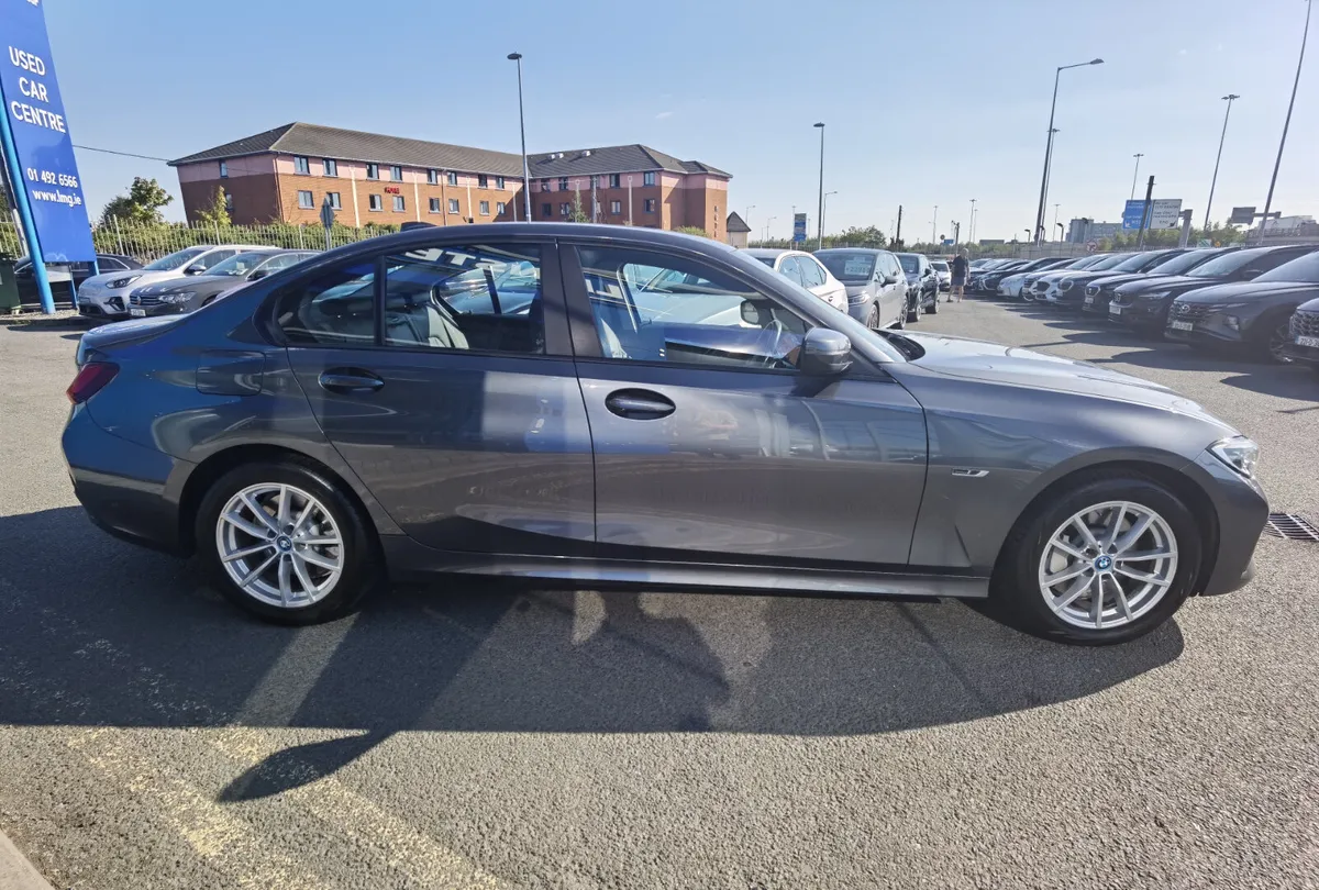 BMW 3 SERIES 330E SE PRO PETROL PLUG-IN HYBRID - Image 4