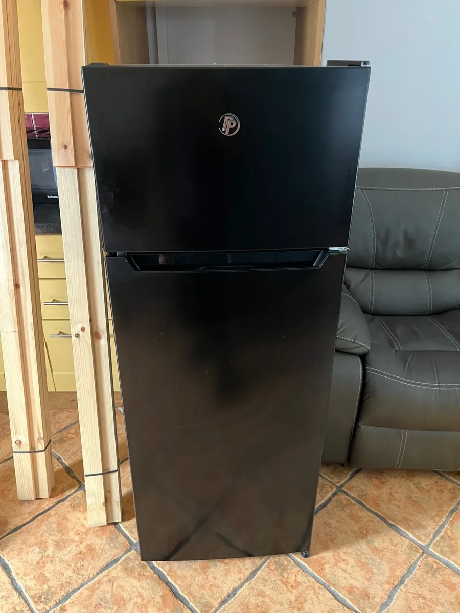 2 washing machines 1 fridge freezer - Image 1