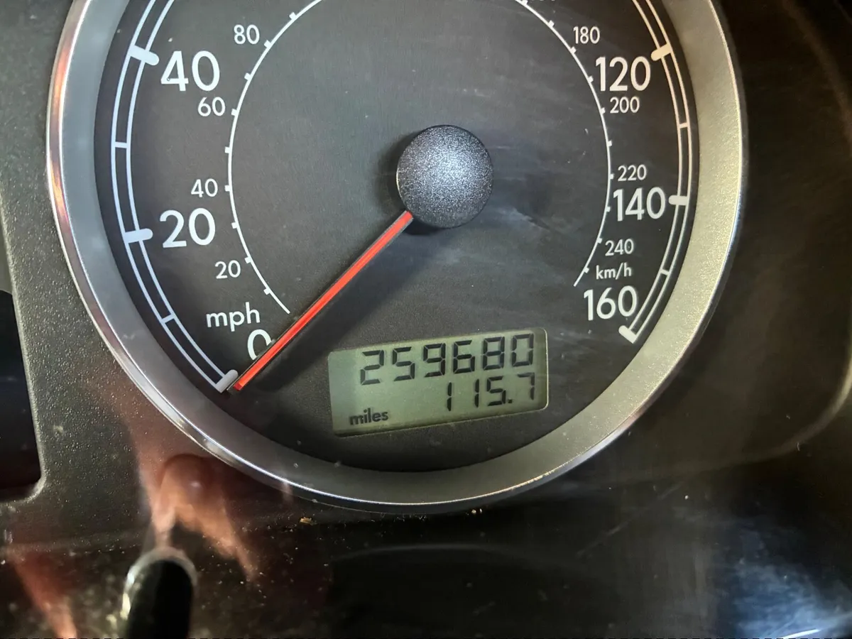 Volkswagen Passat 2004 - Image 2