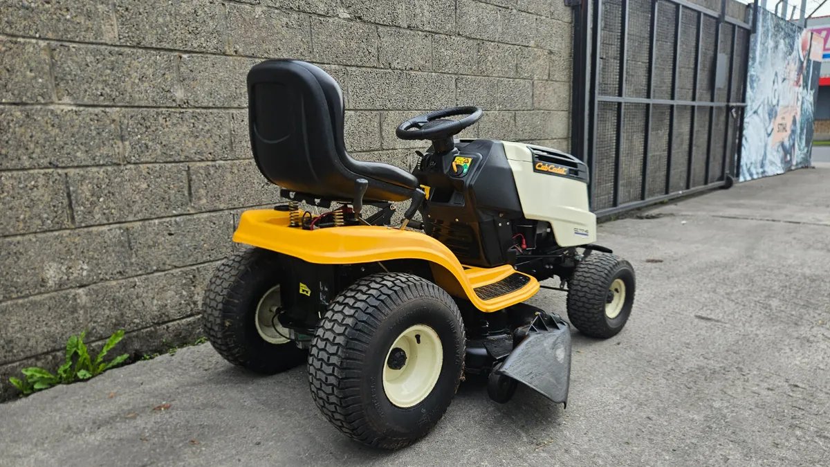 Cub Cadet 17.5hp 42" Ride on Mower - Image 2