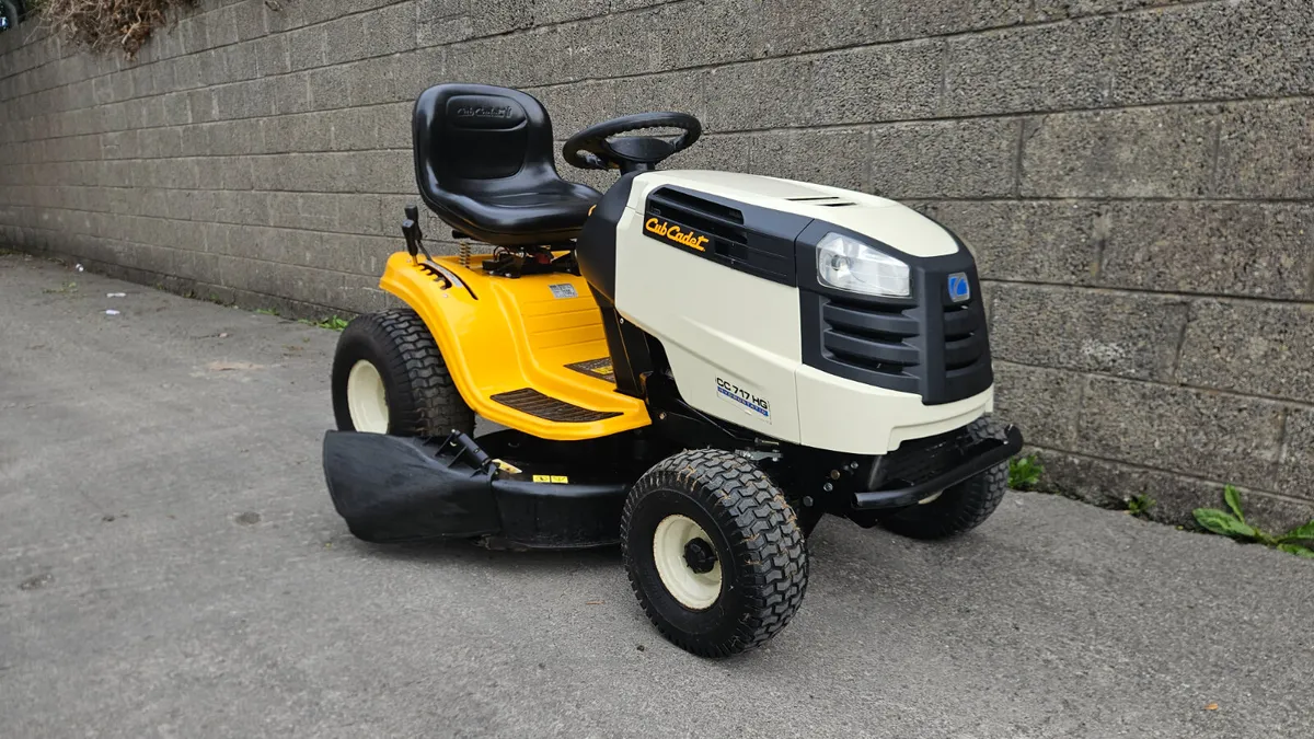 Cub Cadet 17.5hp 42" Ride on Mower - Image 1