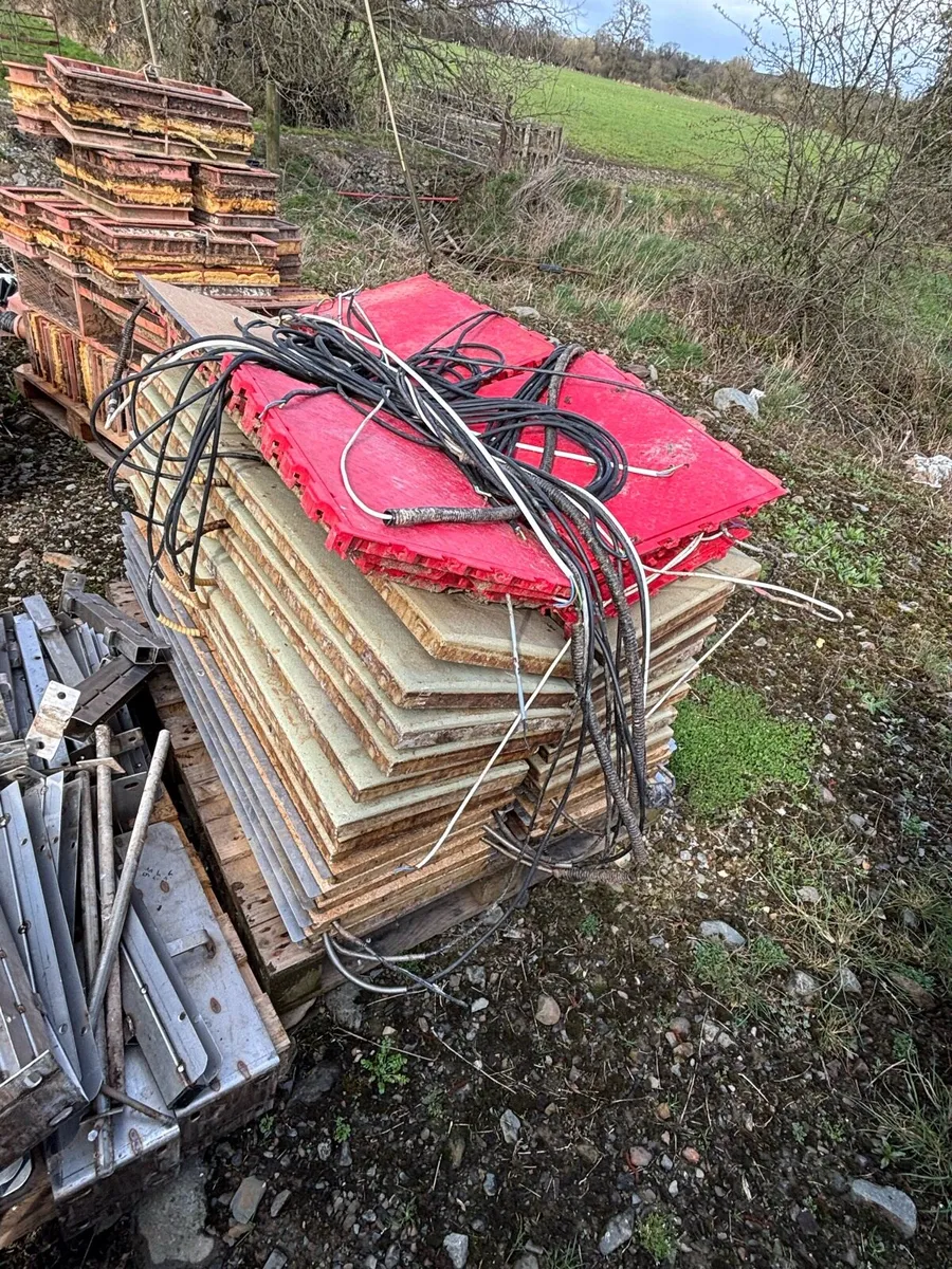 Farrowing crates /slats / penning/feeders - Image 4