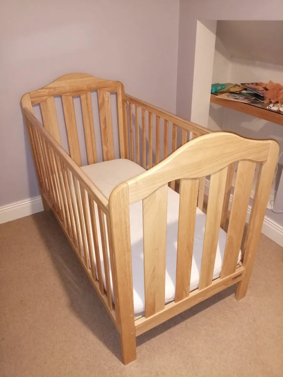Baby cot/ toddlee bed and mattress - Image 3
