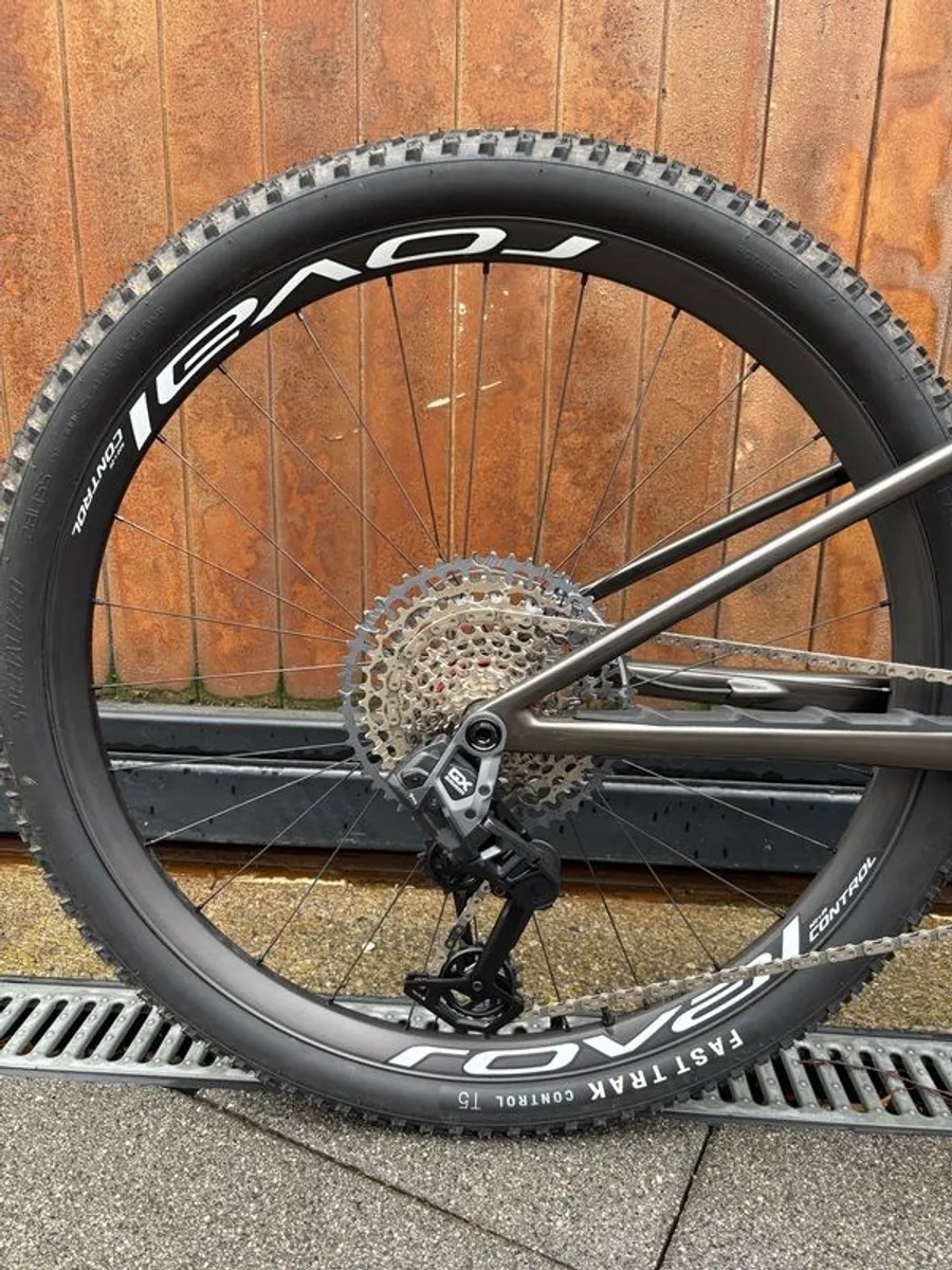 Specialized Epic 8 Expert Medium - Image 4