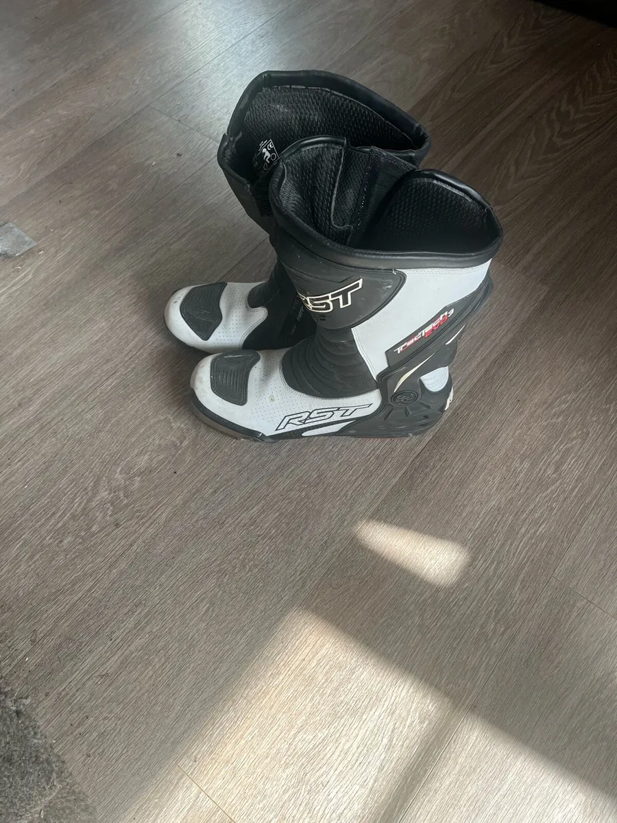Motorcycle gear - Image 3