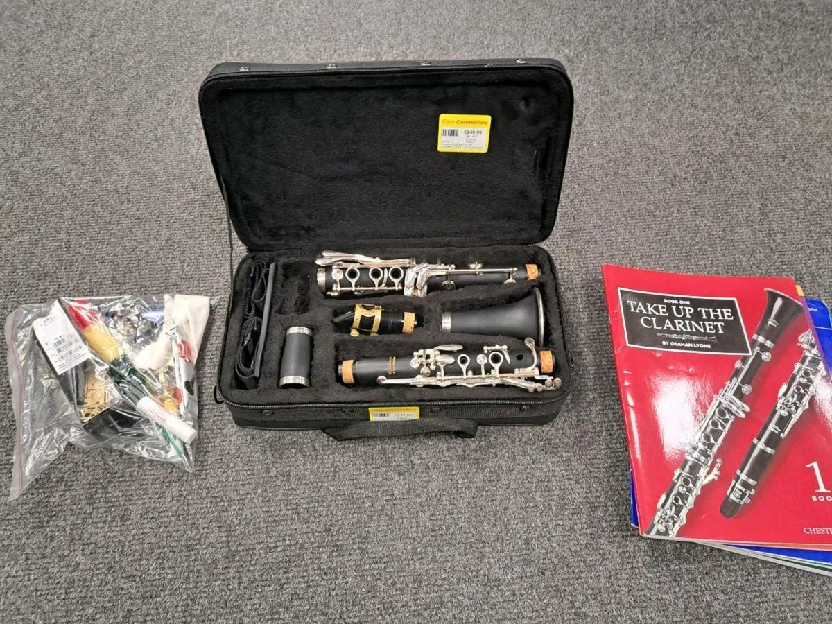 Elkhart CL100 Clarinet With Accessories - Image 1