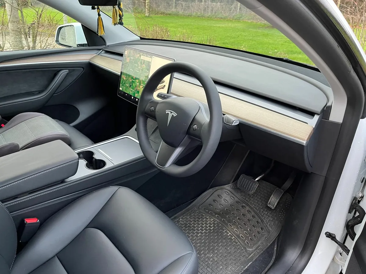 Tesla Model Y 2023 - Image 4