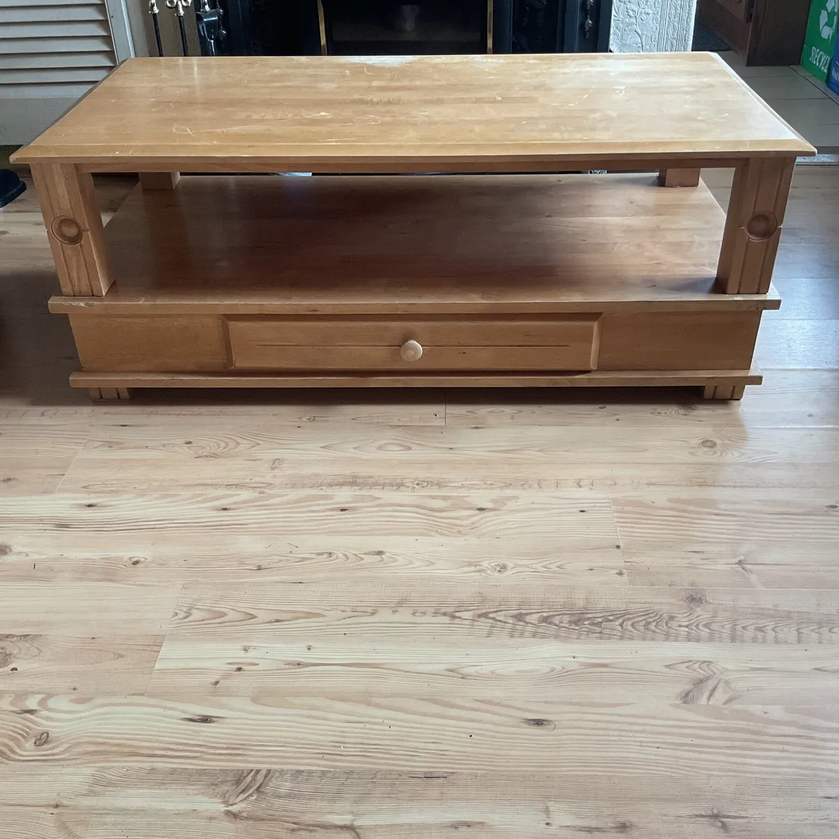 Large hardwood coffee table - Image 1