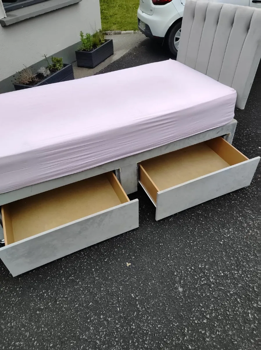 Single bed - Image 2