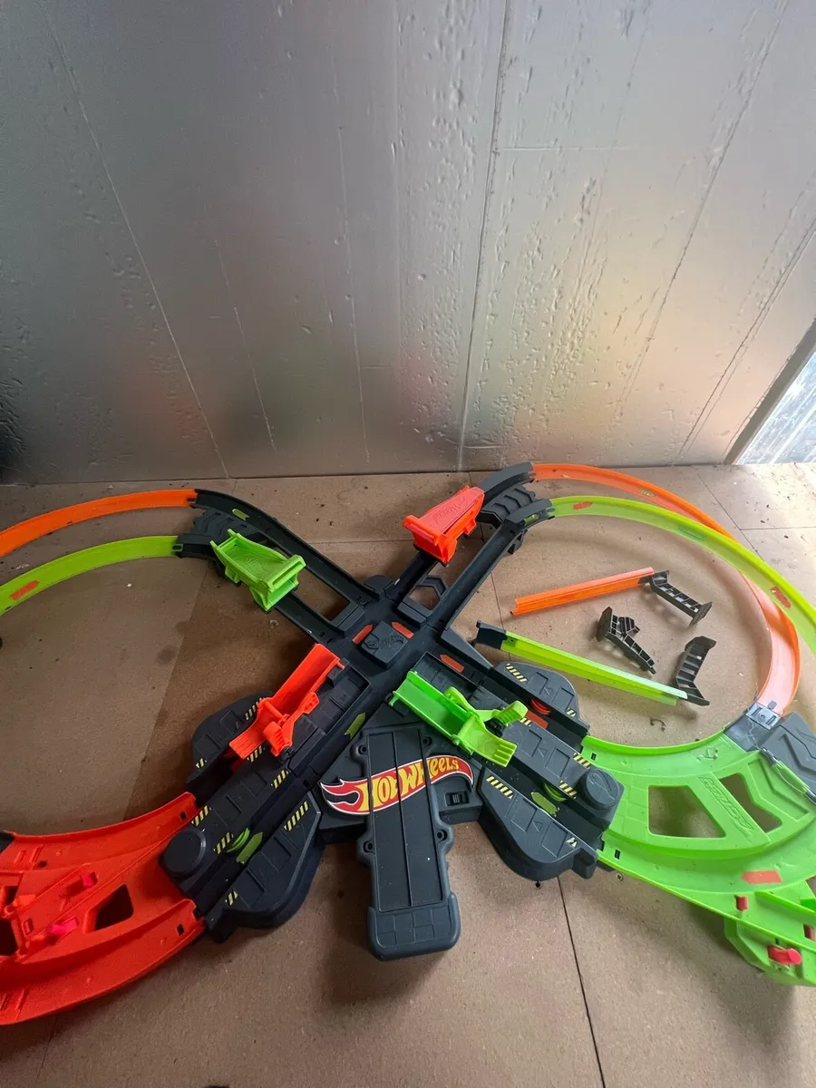 Hotwheels colossal crash track for sale - Image 1
