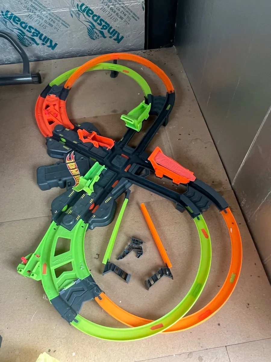 Hotwheels colossal crash track for sale - Image 2