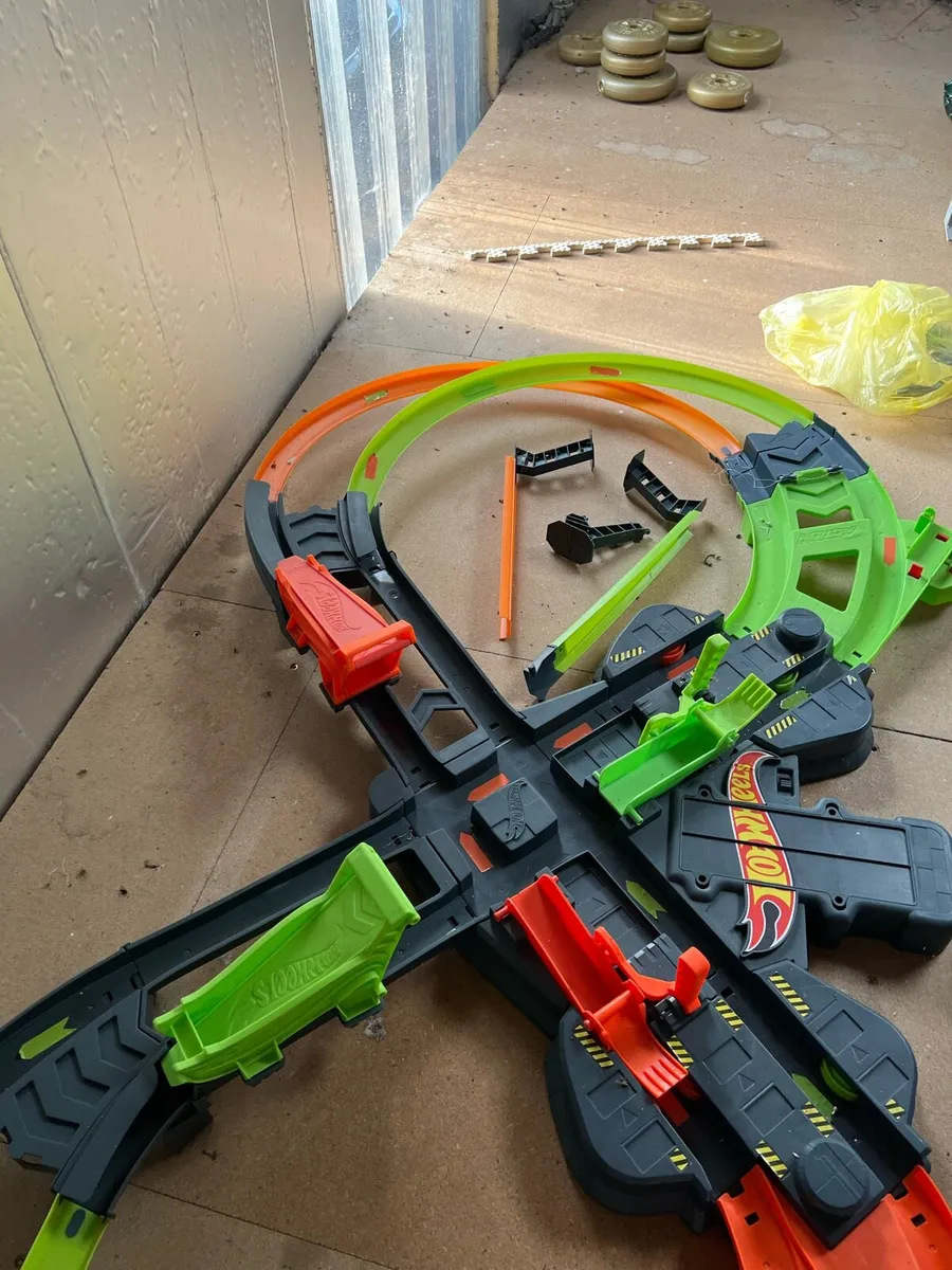 Hotwheels colossal crash track for sale - Image 3