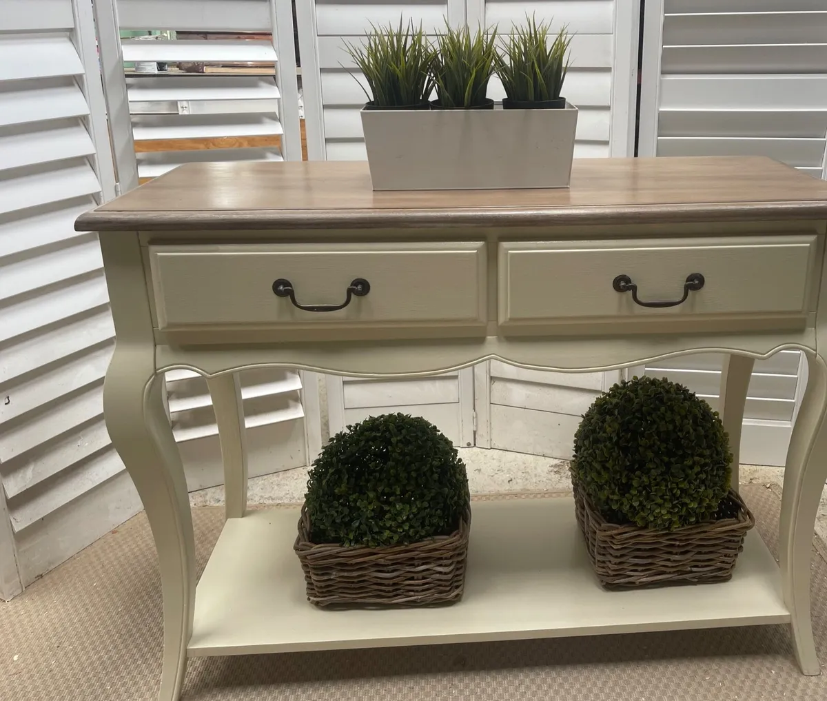 Hall console table in a french chic style - Image 2