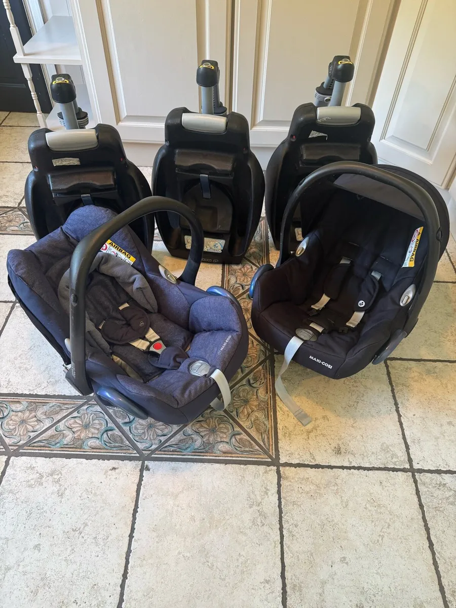 Maxi Cosi car seats x2 and ISO fix bases x 3 - Image 1