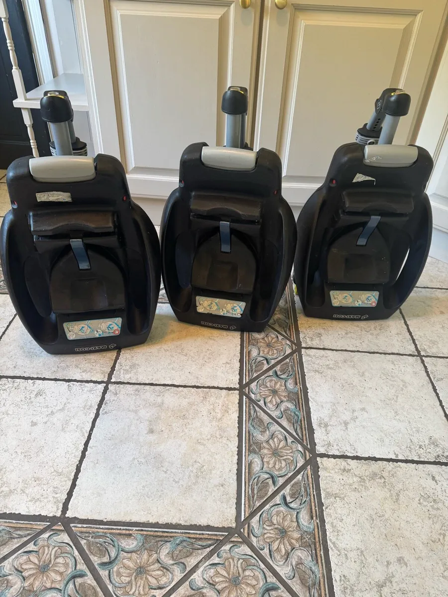 Maxi Cosi car seats x2 and ISO fix bases x 3 - Image 2