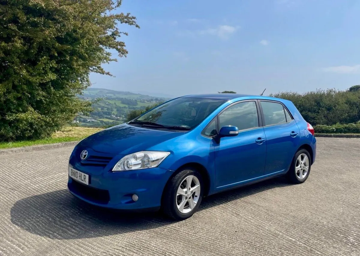 Toyota Auris 2010 - Image 1