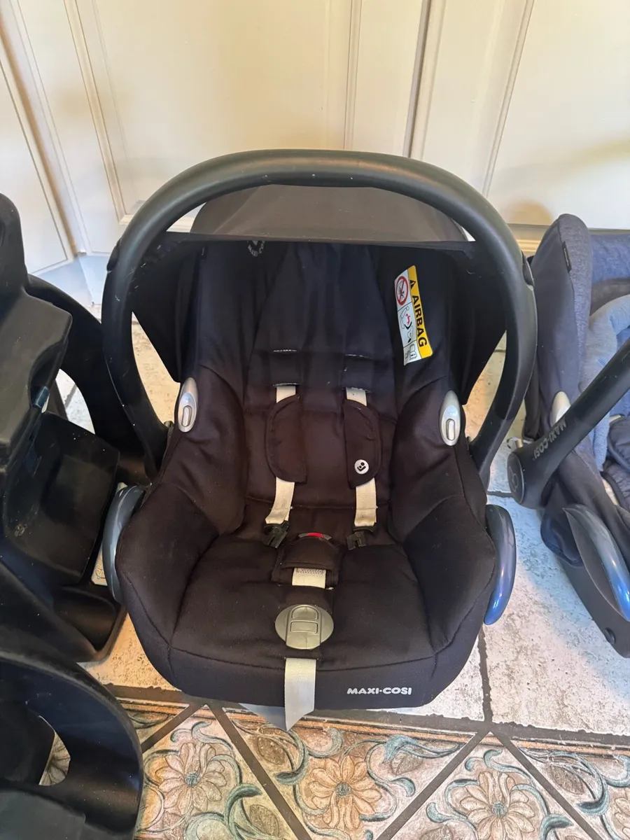 Maxi Cosi car seats x2 and ISO fix bases x 3 - Image 4