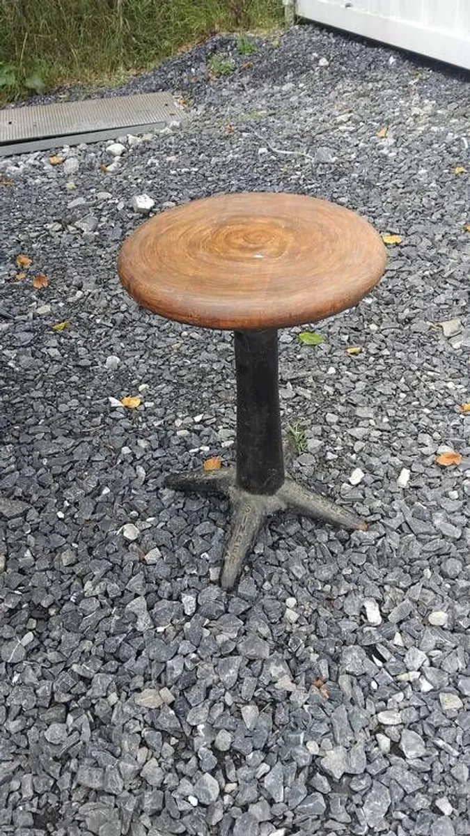 singer sewing machine adjustable stool - Image 1