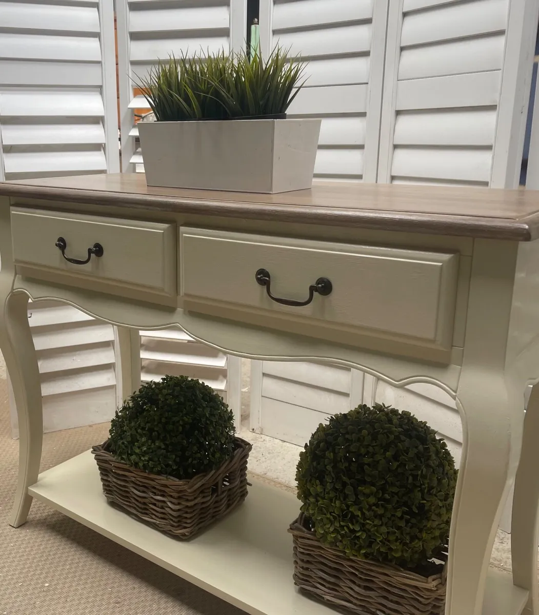 Hall console table in a french chic style - Image 3
