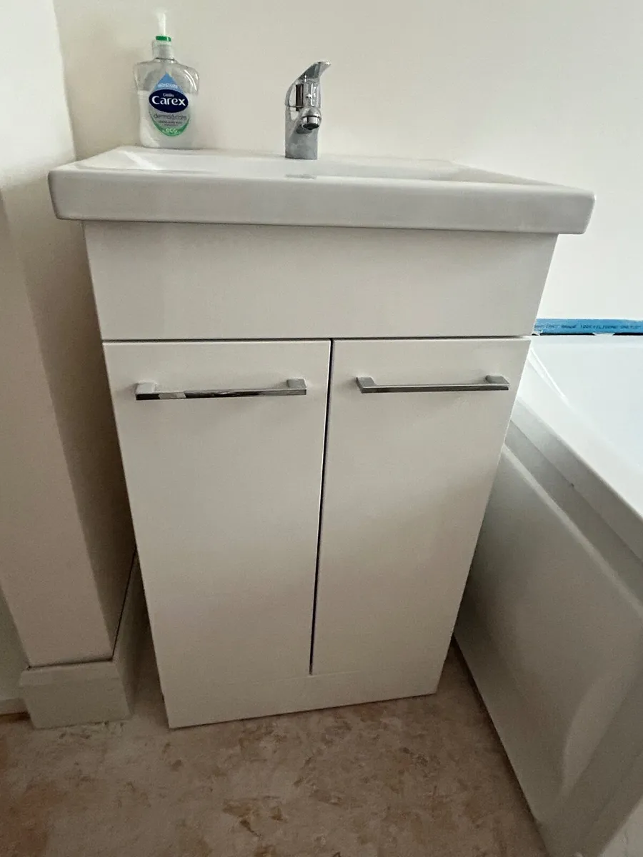 Must Go: Bath | Vanity Unit | Quadrant Shower Tray - Image 1