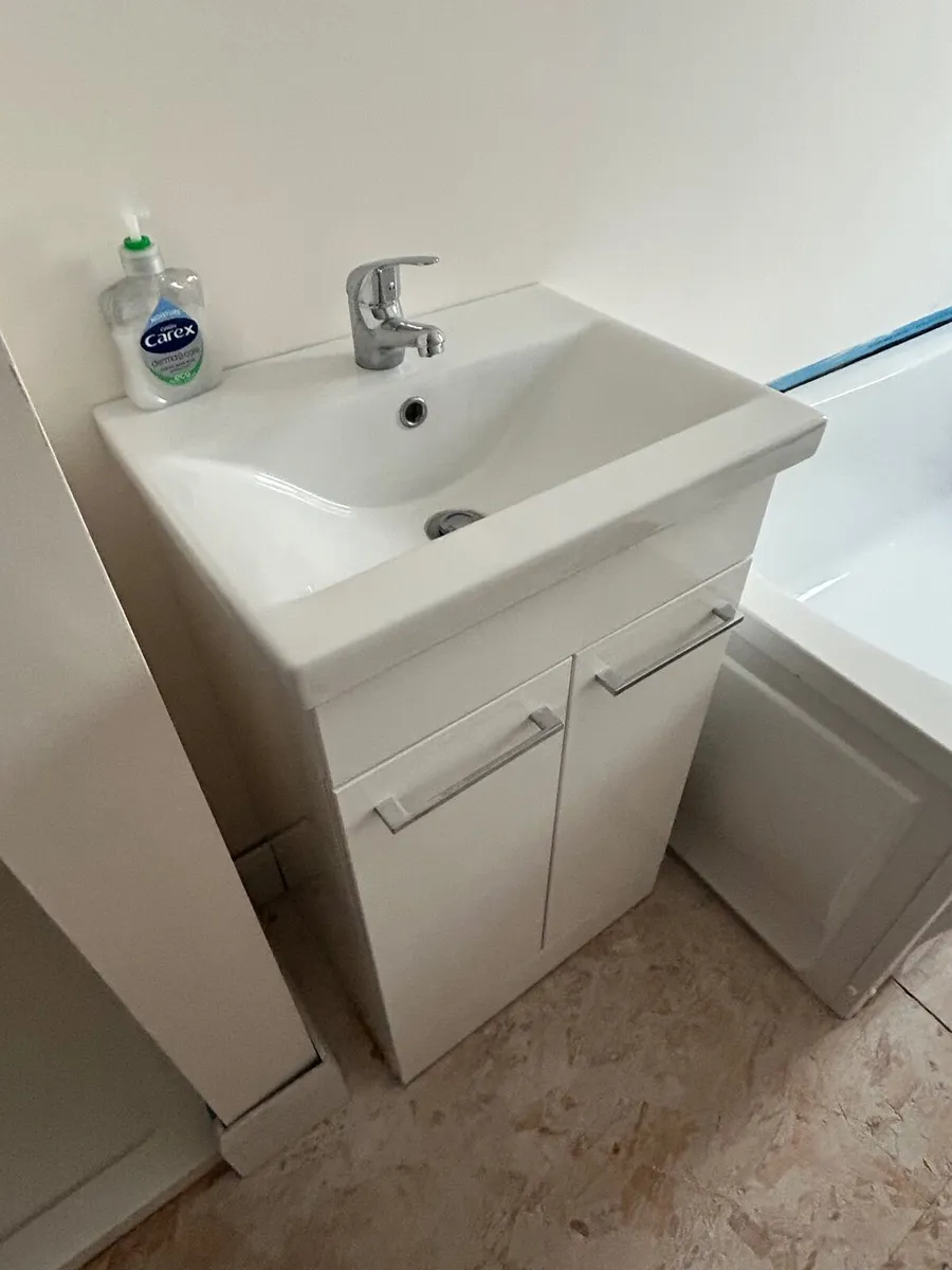 Must Go: Bath | Vanity Unit | Quadrant Shower Tray - Image 2