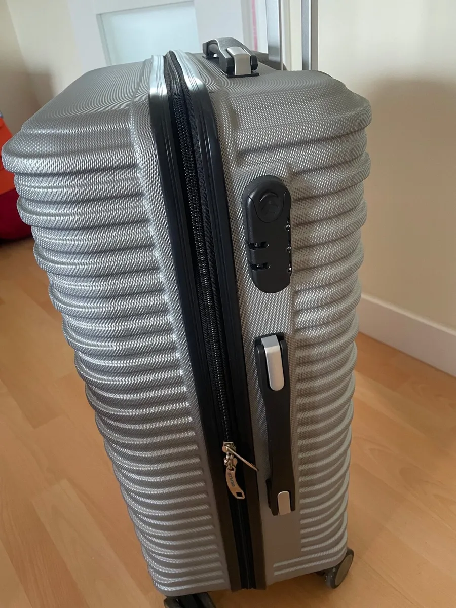Suitcase 4 Wheeled lightweight - Image 3