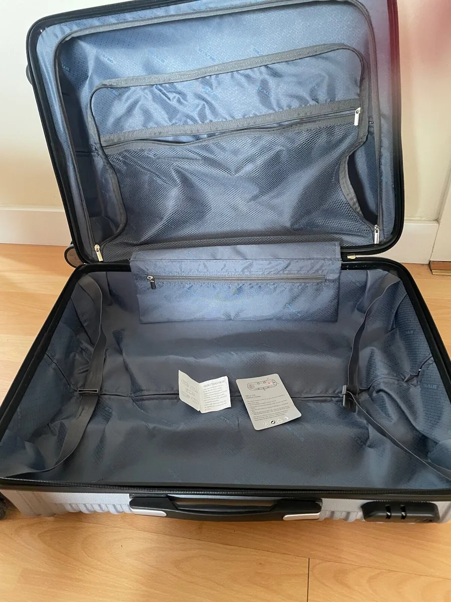 Suitcase 4 Wheeled lightweight - Image 4
