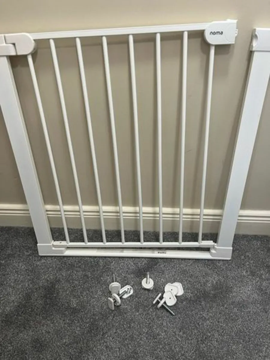 Noma Flat Step Pressure Fit Stair Gate White - Image 1