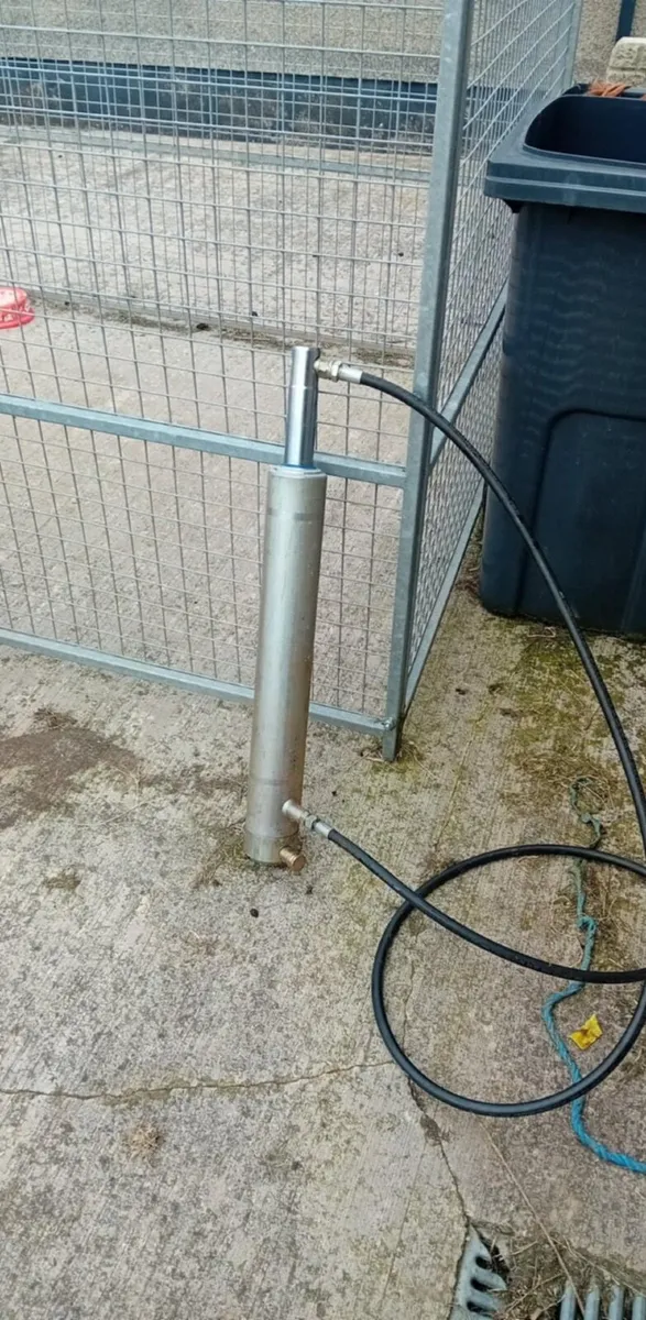 BRAND NEW 31 inch ram with pipe