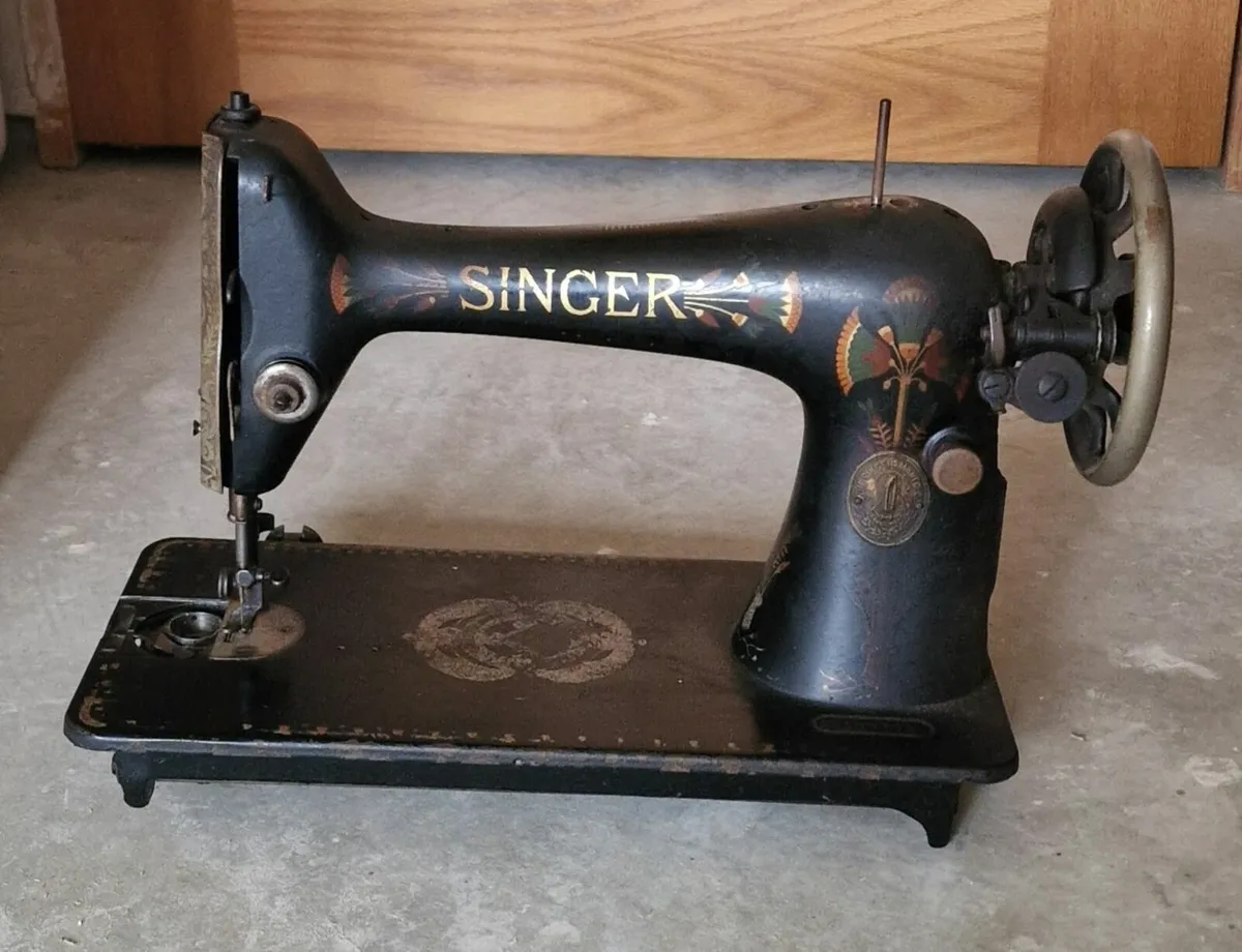Singer sewing machine - Image 2