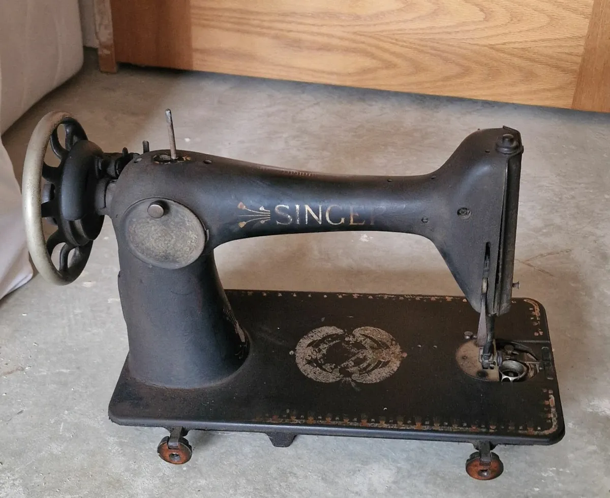 Singer sewing machine - Image 3