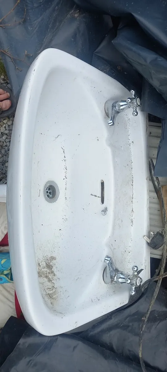 Bathroom sink - Image 3
