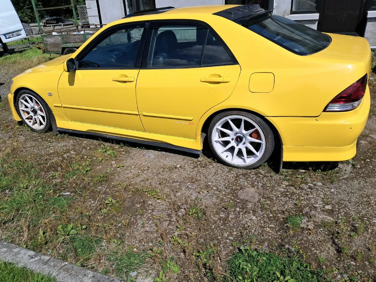 Lexus IS 2001 - Image 2