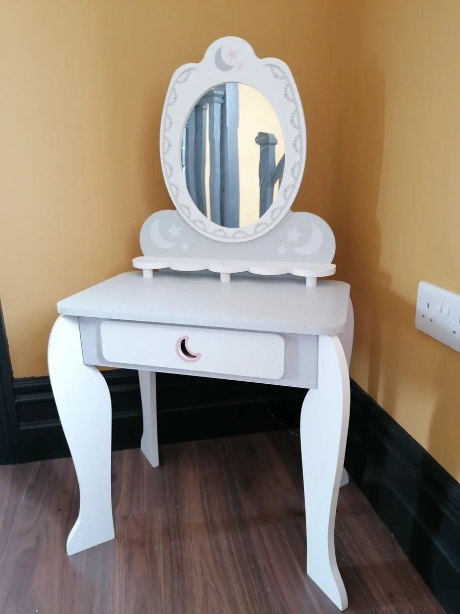 Dressing table - Image 1