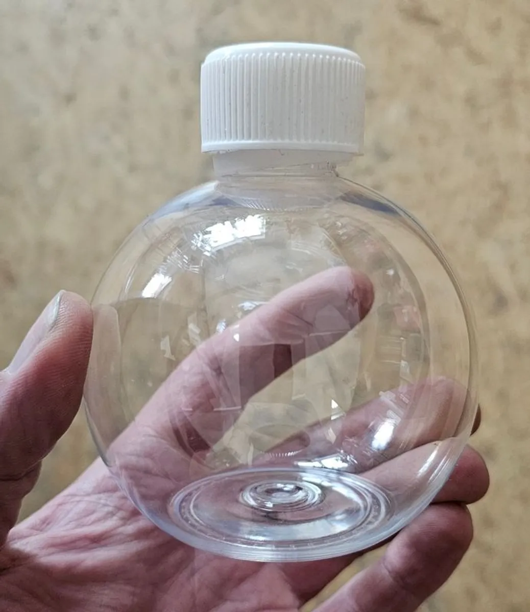 Brand new plastic bottles with separate lids - Image 4