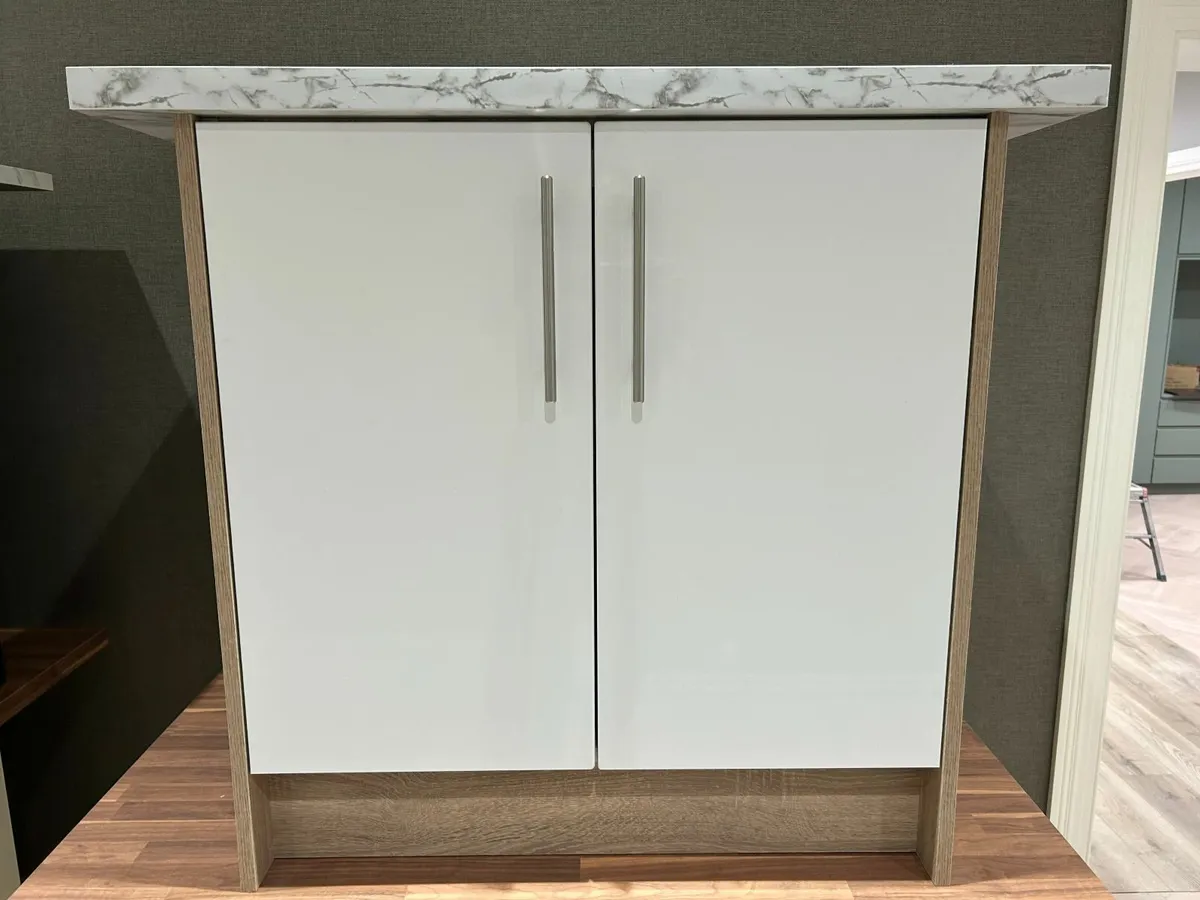 Kitchen Islands - Image 3