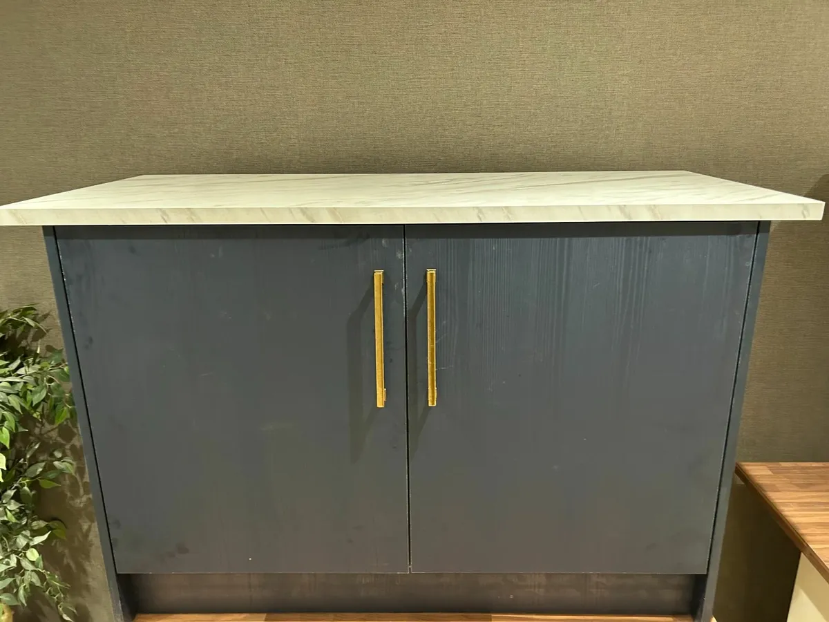Kitchen Islands - Image 4